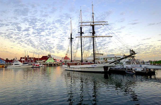 Yacht TOLE MOUR